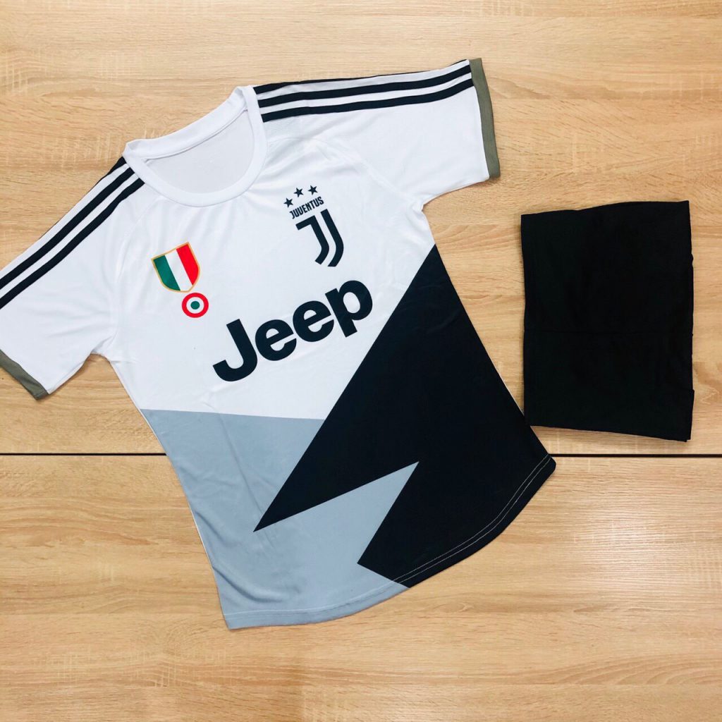 Áo bóng đá CLB Juventus màu trắng phối đen mới nhất 2020